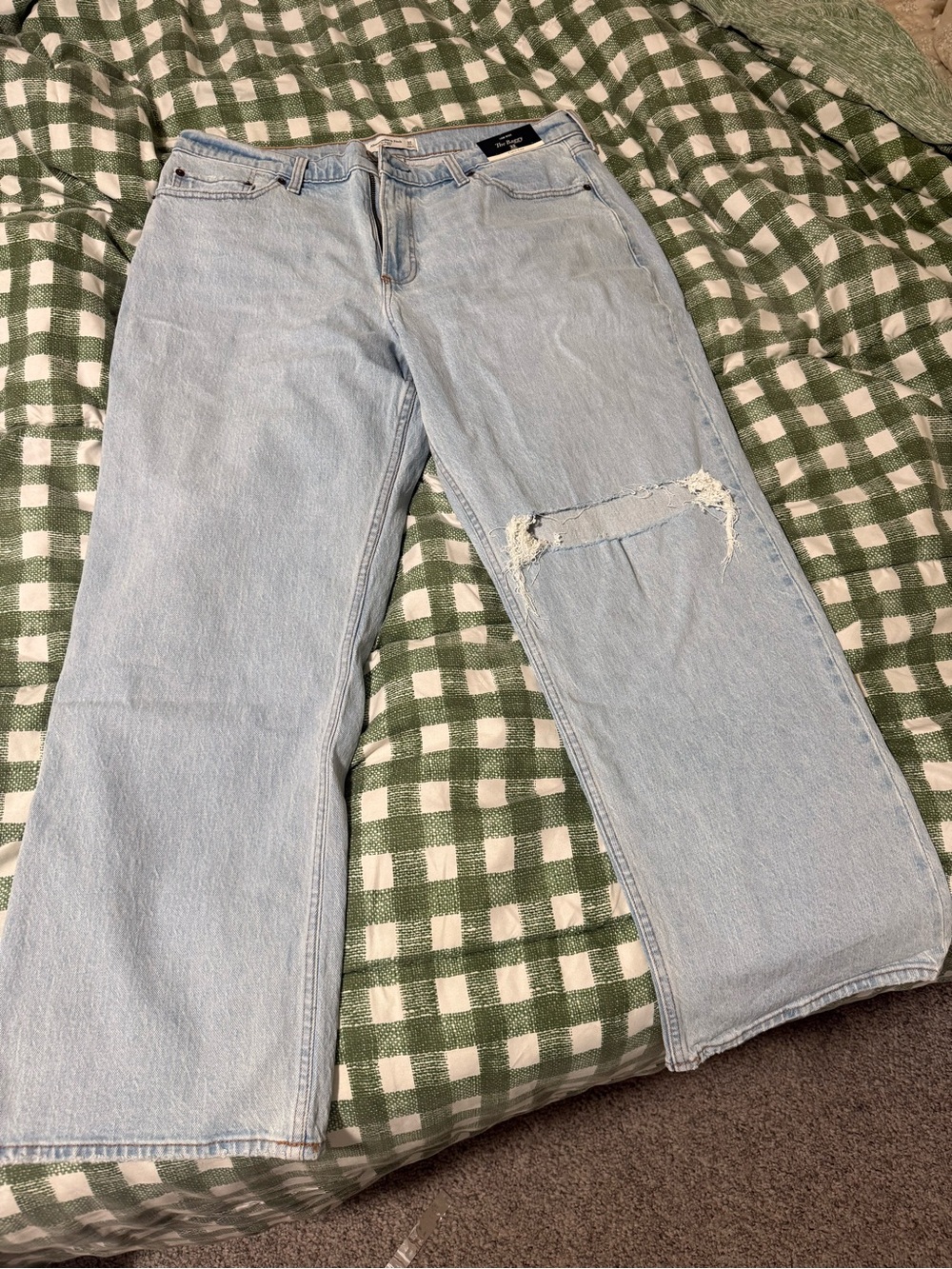 Abercrombie & Fitch Light Blue Straight-Leg Jeans with Knee Rip